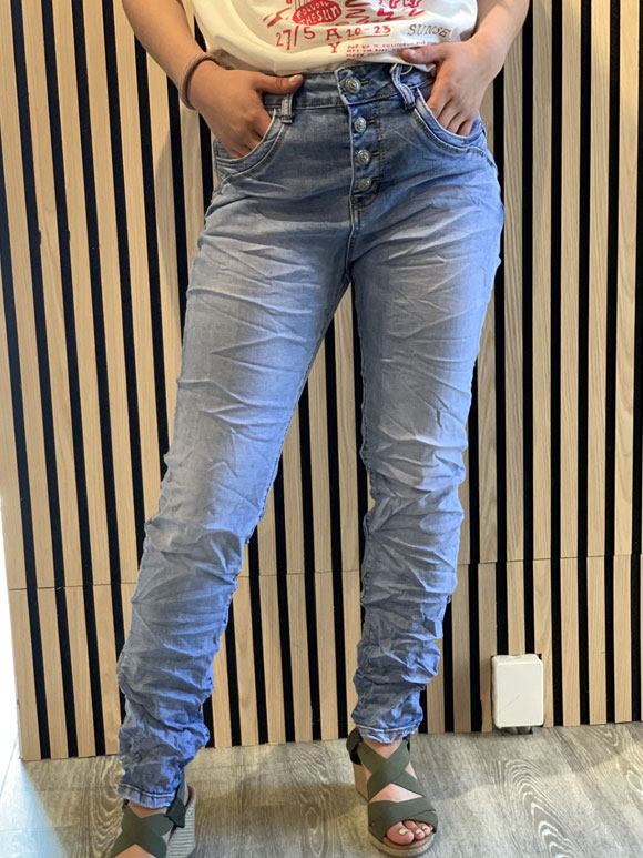 Karostar - Jeans med knap detalje